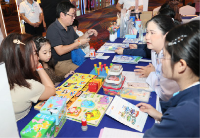 蓝康恒医院儿童健康与专科疾病中心携手AIA，共同举办了'Happy Kids Club: Beyond the Benefits'活动，旨在促进儿童的发展。